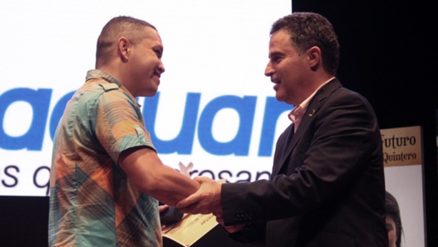 Juan Pablo recibió su reconocimiento como Emprendedor Joven del Año de manos del alcalde de Medellín, Aníbal Gaviria Correa. El premio: $7 millones, asesorías empresariales y un computador.