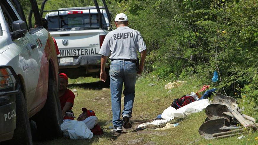 Personal del Servicio Médico Forense continúa trabajando en la zona del municipio de Iguala donde fueron halladas varias fosas clandestinas . EFE
