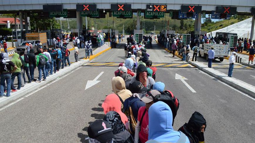 Familiares y maestros de 43 jóvenes desaparecidos mantienen tomada hoy, domingo 5 de octubre de 2014 la caseta de cobro del trámo carretero Parador del Marquéz-Chilpancingo. EFE