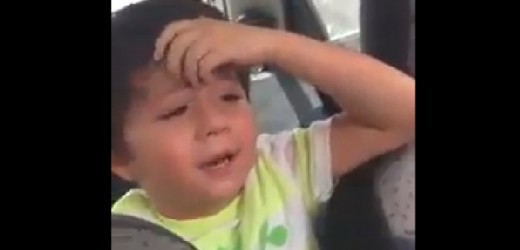 Viral en Redes Sociales: Niño llora inconsolable porque su madre va a conducir “nos vamos a chocar”. VIDEO