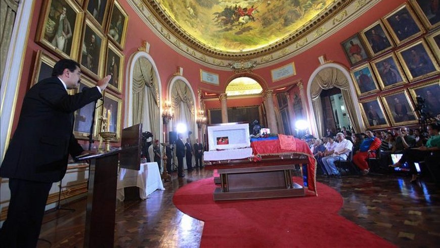 Nicolás Maduro, mientras asiste a la capilla ardiente del diputado Robert Serra y su compañera María Herrera, instalada en una de las salas de la Asamblea Nacional. EFE