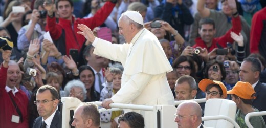 El Papa alude en la audiencia general a los estudiantes desaparecidos en México