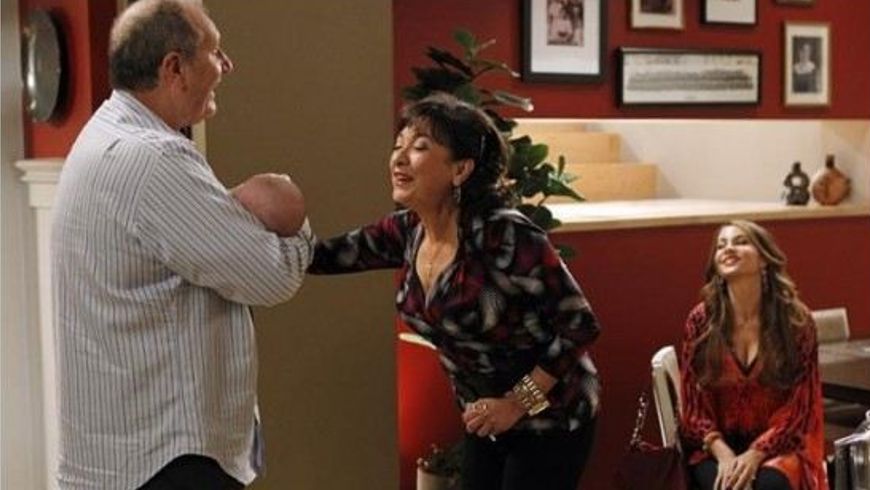 Escena de Modern Family en la que aparece Elizabeth Peña encarnando a "Pilar," la mamá de "Gloria" Sofía Vergara en la serie