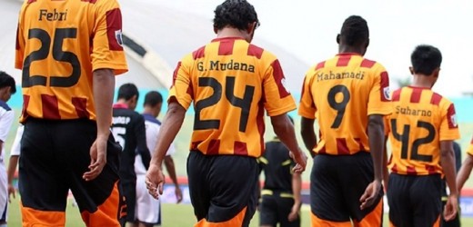 EN VIDEO: Dos equipos de fútbol de Indonesia sancionados por marcar 3 autogoles.