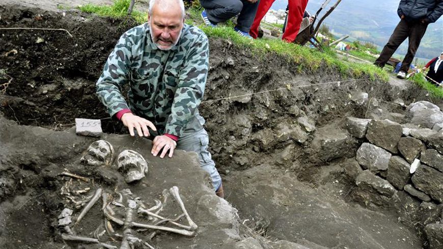 Esqueleto de un hombre que vivió a principios del siglo XIII y fue enterrado con un cuchillo atravesándole el corazón. EFE