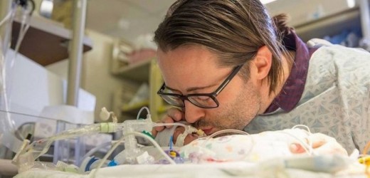 En video: Padre le canta a su bebé antes de que muera