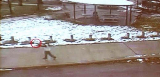 Video: Momento en que policías le disparan a un niño de 12 años que tenía un arma de juguete