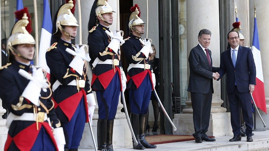 El presidente francés, François Hollande, recibió a Juan Manuel Santos en el palacio del Elíseo en París. Foto: EFE