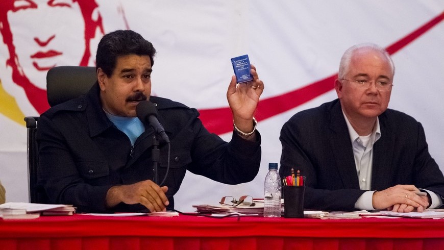 En la imagen, el presidente de Venezuela, Nicolás Maduro (i), junto al canciller venezolano, Rafael Ramírez (d). EFE/Archivo