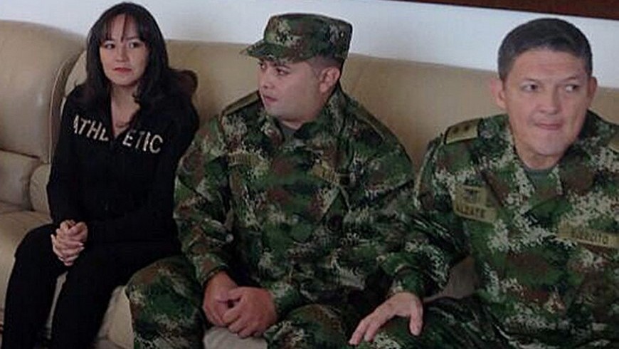 Fotografía cedida por el ministerio de Defensa de Colombia del general Rubén Darío Alzate (d), liberado hoy, domingo 30 de noviembre de 2014, por las FARC, en encuentro con el ministro de Defensa de Colombia, Juan Carlos Pinzón (i), y altos mandos militares en la base militar de Rionegro, cercana a la ciudad de Medellín (Colombia). EFE