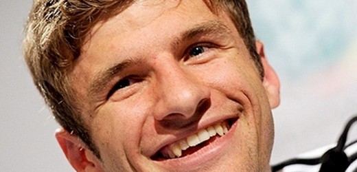 EN VIDEO: El futbolista alemán Thomas Müller se viste de mujer para película.