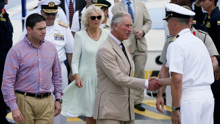 El príncipe Carlos de Inglaterra y su esposa Camila, duquesa de Cornualles, acompañados del ministro de Defensa, Juan Carlos Pinzón, visitaron la estación de guardacostas de la Armada Nacional en Cartagena. Foto EFE