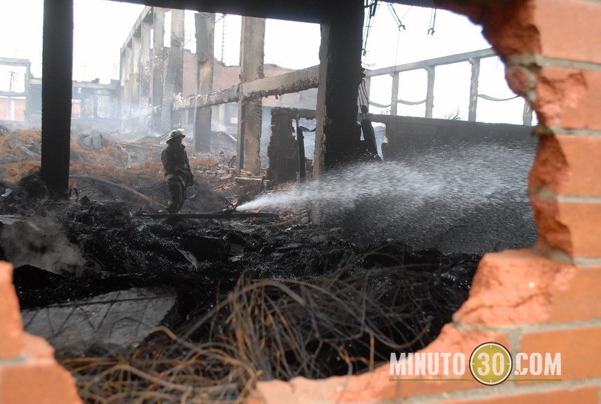 Después de la quema se vio el humo, este refrán se aplica pero al denso y perjudicial humo que tiene afectados a los habitantes de la localidades de Fontibón, Kennedy, Chapinero Teusaquillo, Barrios Unidos y Puente Aranda. Los neumáticos ardieron soltando partículas químicas que han afectado la salud de niños y adultos, quienes han tenido que utilizar gafas y tapabocas para no inhalar los gases tóxicos que produjo la quema de las llantas. Aunque el Alcalde Mayor de Bogotá Gustavo Petro dio un parte de tranquilidad con respecto a la emergencia que se presentó por el incendio en la bodega de llantas en Fontibón y dijo que no es bueno que la población se alarme ya que no es la peor emergencia ambiental, los residentes de Fontibón y de barrios aledaños opinan diferente debido a que afirman que se han enfermado por causa de los gases. "Estamos muy preocupados por este problema, los niños han tenido conjuntivitis y mucha tos. Nos da miedo salir a la calle porque nos sentimos asfixiados. Deberían declarar alerta roja." manifestaron los moradores. En este momento el Cuerpo de Bomberos de Bogotá, realiza la remoción de escombros.