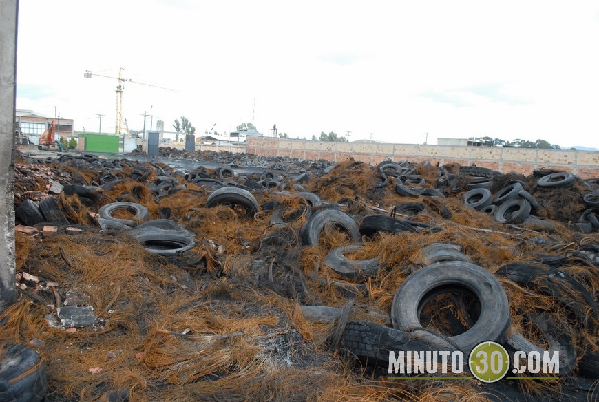 Después de la quema se vio el humo, este refrán se aplica pero al denso y perjudicial humo que tiene afectados a los habitantes de la localidades de Fontibón, Kennedy, Chapinero Teusaquillo, Barrios Unidos y Puente Aranda. Los neumáticos ardieron soltando partículas químicas que han afectado la salud de niños y adultos, quienes han tenido que utilizar gafas y tapabocas para no inhalar los gases tóxicos que produjo la quema de las llantas. Aunque el Alcalde Mayor de Bogotá Gustavo Petro dio un parte de tranquilidad con respecto a la emergencia que se presentó por el incendio en la bodega de llantas en Fontibón y dijo que no es bueno que la población se alarme ya que no es la peor emergencia ambiental, los residentes de Fontibón y de barrios aledaños opinan diferente debido a que afirman que se han enfermado por causa de los gases. "Estamos muy preocupados por este problema, los niños han tenido conjuntivitis y mucha tos. Nos da miedo salir a la calle porque nos sentimos asfixiados. Deberían declarar alerta roja." manifestaron los moradores. En este momento el Cuerpo de Bomberos de Bogotá, realiza la remoción de escombros.