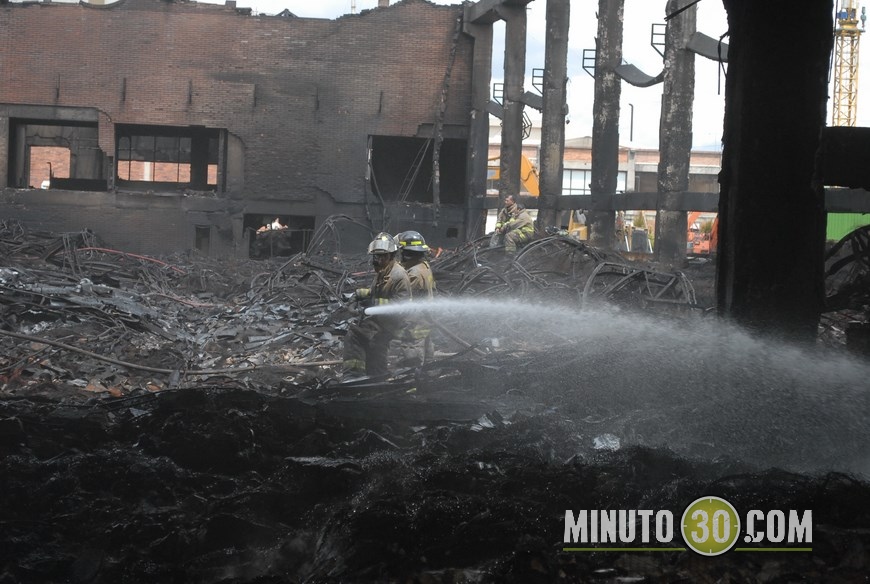 Después de la quema se vio el humo, este refrán se aplica pero al denso y perjudicial humo que tiene afectados a los habitantes de la localidades de Fontibón, Kennedy, Chapinero Teusaquillo, Barrios Unidos y Puente Aranda. Los neumáticos ardieron soltando partículas químicas que han afectado la salud de niños y adultos, quienes han tenido que utilizar gafas y tapabocas para no inhalar los gases tóxicos que produjo la quema de las llantas. Aunque el Alcalde Mayor de Bogotá Gustavo Petro dio un parte de tranquilidad con respecto a la emergencia que se presentó por el incendio en la bodega de llantas en Fontibón y dijo que no es bueno que la población se alarme ya que no es la peor emergencia ambiental, los residentes de Fontibón y de barrios aledaños opinan diferente debido a que afirman que se han enfermado por causa de los gases. "Estamos muy preocupados por este problema, los niños han tenido conjuntivitis y mucha tos. Nos da miedo salir a la calle porque nos sentimos asfixiados. Deberían declarar alerta roja." manifestaron los moradores. En este momento el Cuerpo de Bomberos de Bogotá, realiza la remoción de escombros.