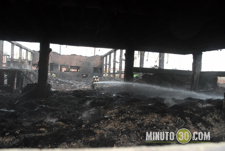 Después de la quema se vio el humo, este refrán se aplica pero al denso y perjudicial humo que tiene afectados a los habitantes de la localidades de Fontibón, Kennedy, Chapinero Teusaquillo, Barrios Unidos y Puente Aranda. Los neumáticos ardieron soltando partículas químicas que han afectado la salud de niños y adultos, quienes han tenido que utilizar gafas y tapabocas para no inhalar los gases tóxicos que produjo la quema de las llantas. Aunque el Alcalde Mayor de Bogotá Gustavo Petro dio un parte de tranquilidad con respecto a la emergencia que se presentó por el incendio en la bodega de llantas en Fontibón y dijo que no es bueno que la población se alarme ya que no es la peor emergencia ambiental, los residentes de Fontibón y de barrios aledaños opinan diferente debido a que afirman que se han enfermado por causa de los gases. "Estamos muy preocupados por este problema, los niños han tenido conjuntivitis y mucha tos. Nos da miedo salir a la calle porque nos sentimos asfixiados. Deberían declarar alerta roja." manifestaron los moradores. En este momento el Cuerpo de Bomberos de Bogotá, realiza la remoción de escombros.