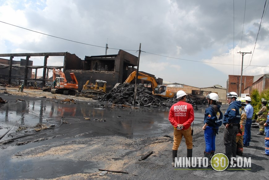 Después de la quema se vio el humo, este refrán se aplica pero al denso y perjudicial humo que tiene afectados a los habitantes de la localidades de Fontibón, Kennedy, Chapinero Teusaquillo, Barrios Unidos y Puente Aranda. Los neumáticos ardieron soltando partículas químicas que han afectado la salud de niños y adultos, quienes han tenido que utilizar gafas y tapabocas para no inhalar los gases tóxicos que produjo la quema de las llantas. Aunque el Alcalde Mayor de Bogotá Gustavo Petro dio un parte de tranquilidad con respecto a la emergencia que se presentó por el incendio en la bodega de llantas en Fontibón y dijo que no es bueno que la población se alarme ya que no es la peor emergencia ambiental, los residentes de Fontibón y de barrios aledaños opinan diferente debido a que afirman que se han enfermado por causa de los gases. "Estamos muy preocupados por este problema, los niños han tenido conjuntivitis y mucha tos. Nos da miedo salir a la calle porque nos sentimos asfixiados. Deberían declarar alerta roja." manifestaron los moradores. En este momento el Cuerpo de Bomberos de Bogotá, realiza la remoción de escombros.