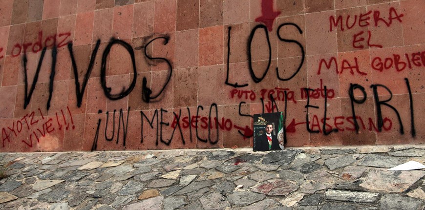 MAESTROS ATACAN SEDE DEL PRI Y SE ENFRENTAN CON LA POLICÍA DE GUERRERO