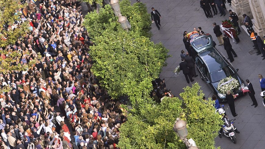 El féretro con los restos mortales de la XVIII duquesa de Alba es trasladado desde el ayuntamiento de Sevilla hasta la catedral para la celebración del funeral. Foto: EFE