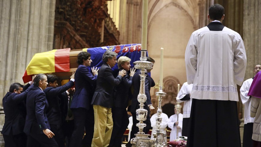 El féretro con los restos mortales de la duquesa de Alba cargado por sus nietos a su llegada al altar de la catedral de Sevilla. Foto: EFE