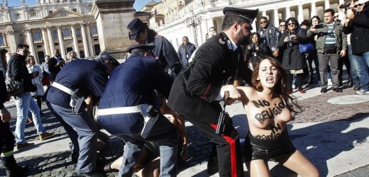 Activistas de Femen protestan en el Vaticano contra la visita del papa al Parlamento Europeo