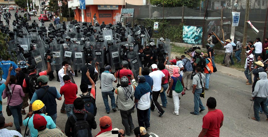 MAESTROS ATACAN SEDE DEL PRI Y SE ENFRENTAN CON LA POLICÍA DE GUERRERO