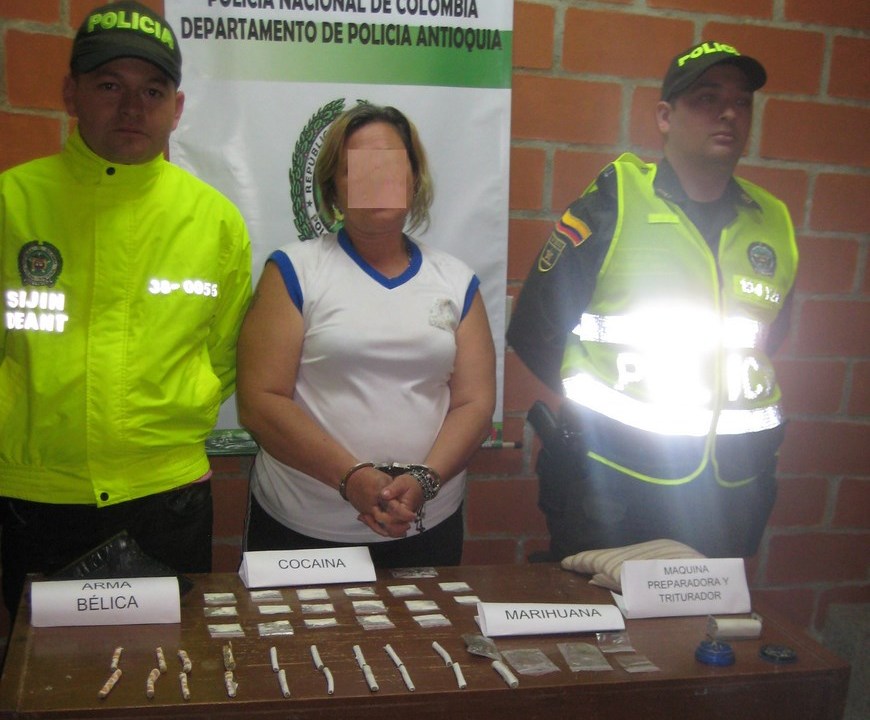 Antioquia Alias 'la Mona' y los elementos y la droga incautada. Foto: Policía <a class=