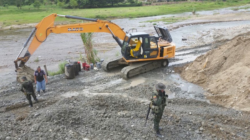 Seis personas fueron capturadas en una mina ilegal de Santo Domingo 2 Foto: Policía Antioquia