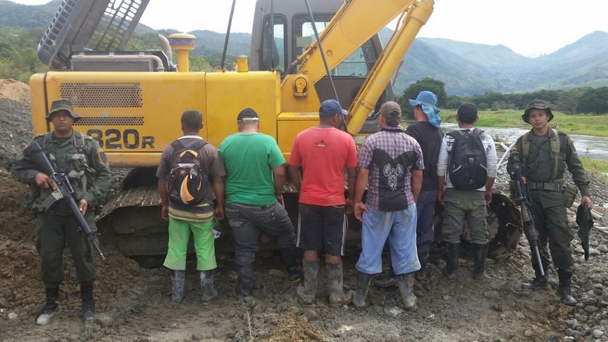 Seis personas fueron capturadas en una mina ilegal de Santo Domingo 4 Foto: Policía Antioquia