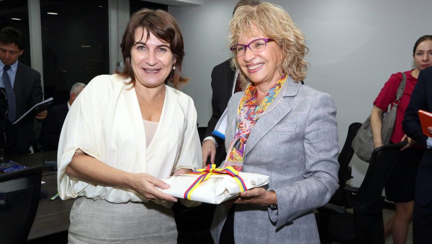 Acuerdo entre Colombia y Holanda incluye vuelos directos 2 En la foto: La ministra de Comercio Exterior y Cooperación para el Desarrollo del Reino de los Países Bajos, Lilianne Ploumen (izq) durante un encuentro con la ministra de Comercio, Industria y Turismo, Cecilia Álvarez Correa. EFE