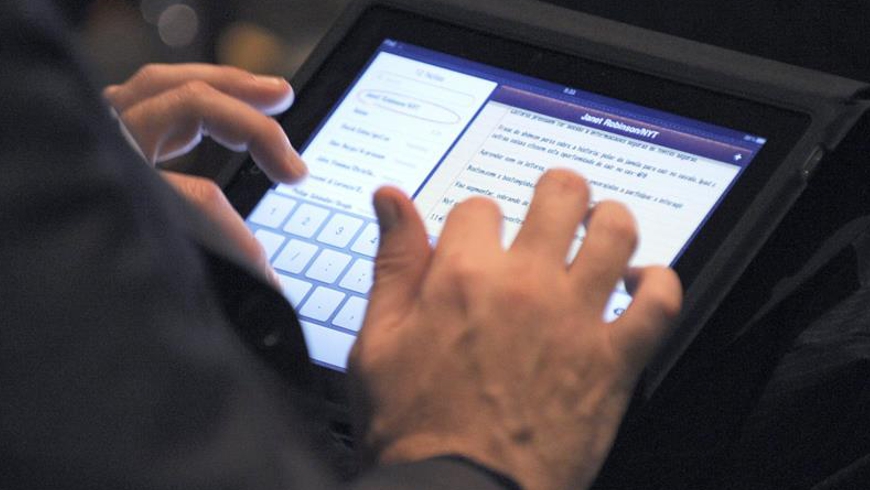 WireLurker puede robar información relativa a contactos telefónicos, acceder a mensajes privados y controlar aspectos de cada dispositivo. EFE