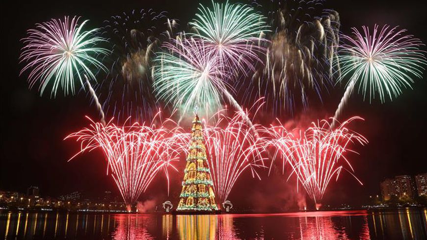 Las luces del árbol flotante de Navidad más alto del mundo vuelven a encenderse hoy, sábado 29 de noviembre, en Río de Janeiro, donde un espectáculo de fuegos artificiales iluminó la noche carioca. EFE
