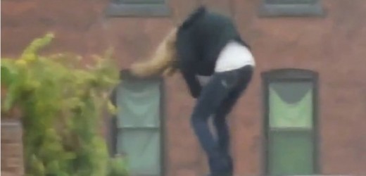 Mira lo que hace esta chica por los efectos de la droga. Video