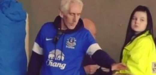 EN VIDEO: Hincha le pega moco a otra espectadora.