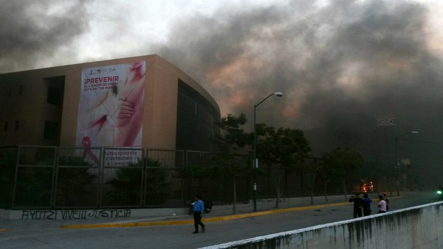 COMPAÑEROS DE 43 DESAPARECIDOS ATACAN PALACIO DE GOBIERNOS EN GUERRERO