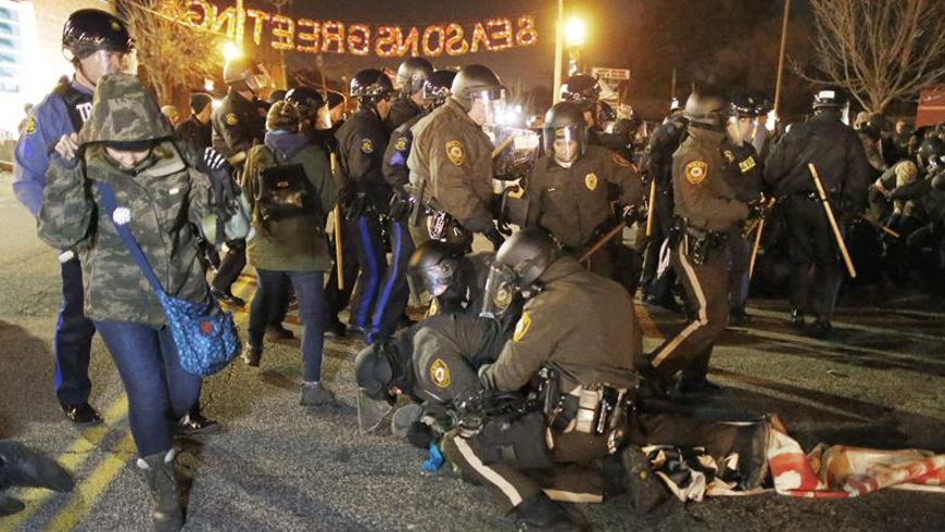 Darren Wilson, a quien un jurado decidió no imputar por la muerte del joven negro Michael Brown en Ferguson anunció su renuncia. EFE