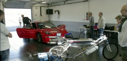 Video: Con cohetes en su bicicleta, un hombre reta la velocidad de un Ferrari
