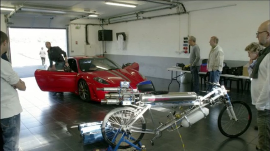 ferrari bicicleta con cohetes