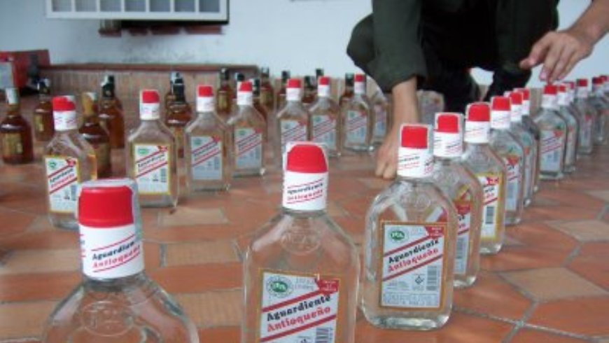 Notaron las presencia de la Policía y abandonaron 45 litros de licor adulterado 1 licor adulterado