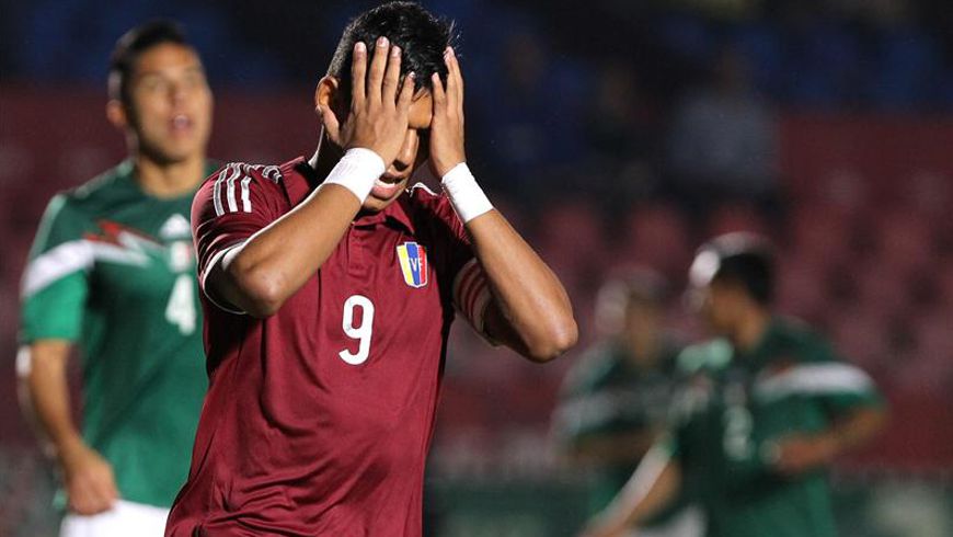 Andrés Ponce de Venezuela reacciona tras fallar un tiro a gol ante México hoy, viernes 28 de noviembre de 2014. EFE