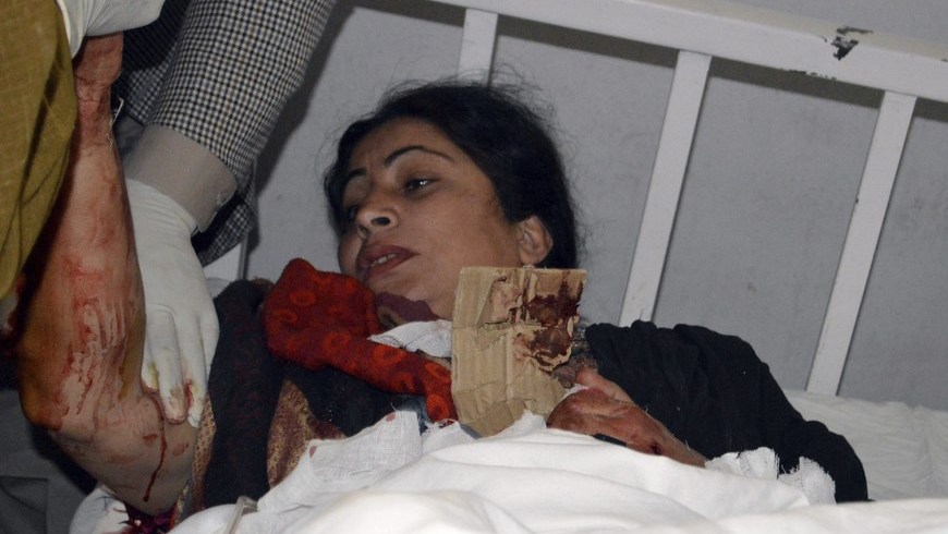 Una trabajadora sanitaria es atendida en el hospital tras ser atacada en Quetta (Pakistán).