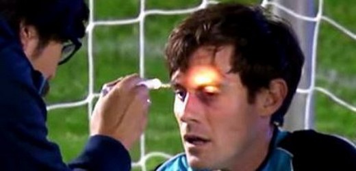 EN VIDEO: Arquero tapó 5 tiros de penal con la cara.