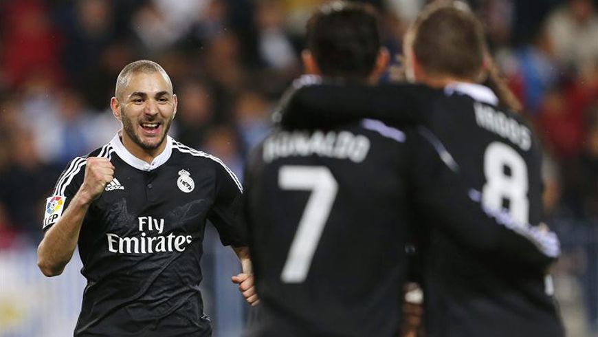 El delantero francés del Real Madrid Karim Benzemá (i) celebra tras marcar ante el Málaga, durante el partido de Liga en Primera División que han jugado en el estadio de La Rosaleda. EFE