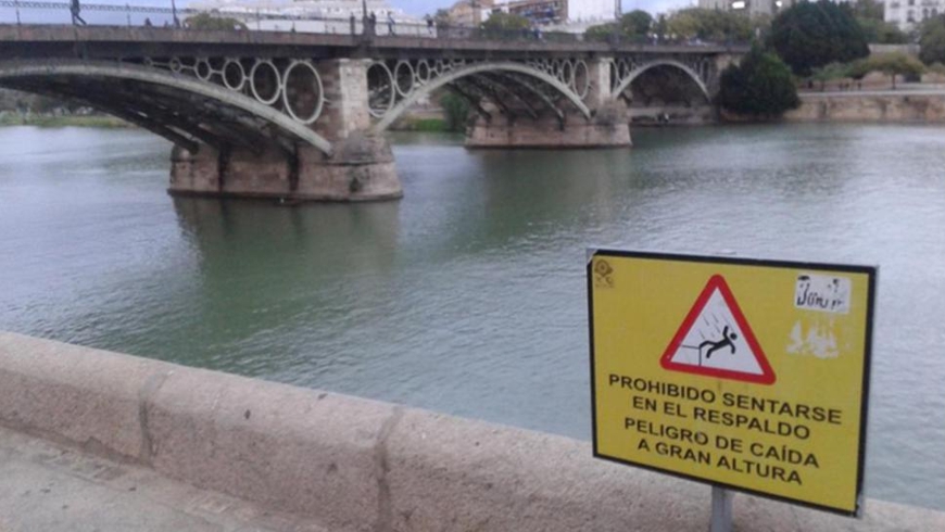 Aviso preventivo en el muro desde el que cayó la joven polaca en Sevilla