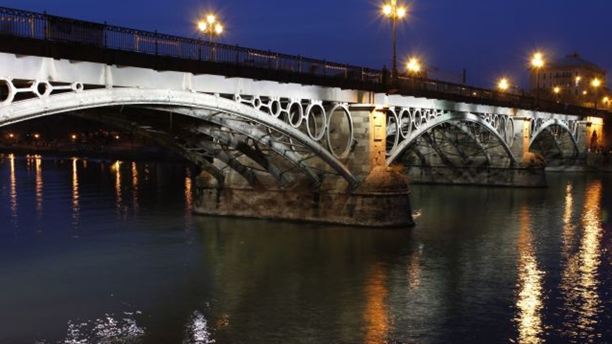 Puente de Triana de noche. Esta era la imagen que esperaba capturar la joven polaca que cayó al vació en Sevilla