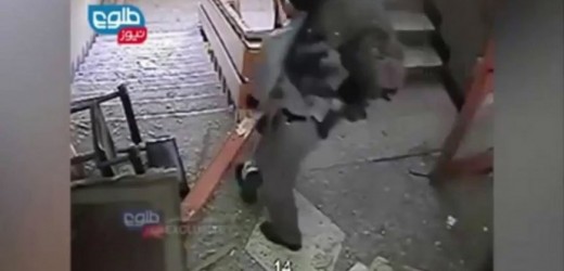 Video: Captan el momento en que un talibán suicida se detona en una comisaría