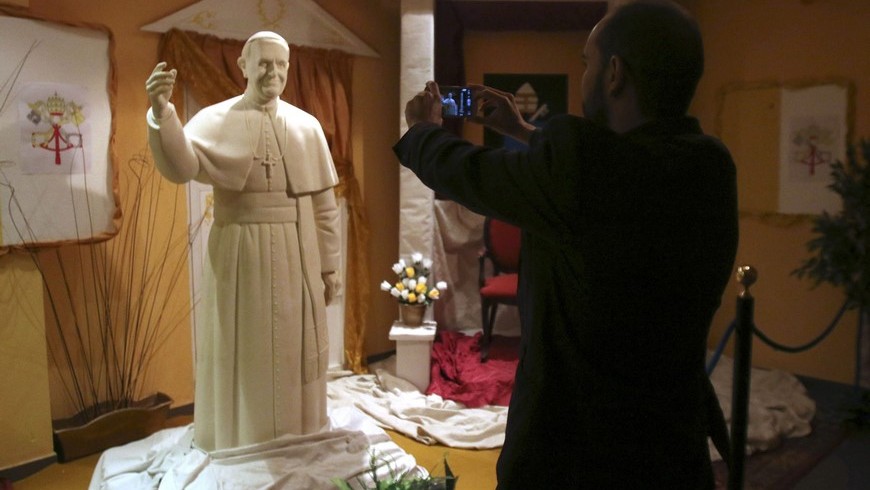 La estatua de chocolate blanco del Papa Francisco I, que se ha convertido en uno de los principales focos de atracción y competidor del Belén de chocolate de Rute, una tradición que se ha convertido en un clásico de la navidad cordobesa. EFE