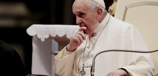 El papa critica que ofrezcan “11 horas de trabajo a 600 euros”