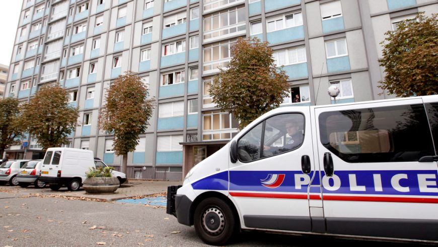 Un coche de policía hace guardia. EFE/Archivo