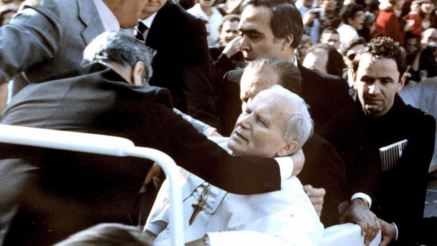 Fotografía del 13 de mayo de 1981 que muestra a Juan Pablo II cayendo tras ser alcanzado por una bala